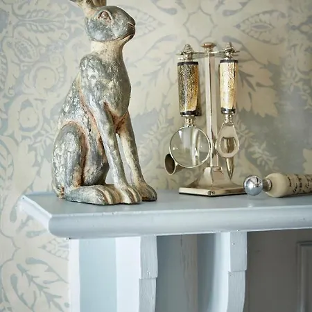 Chapel Set In A Private Courtyard In Location With 2 Parking Spaces