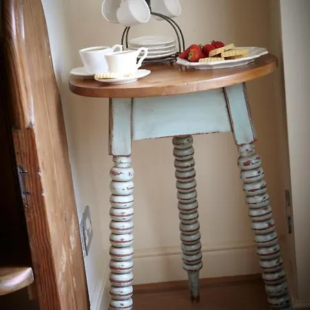 Chapel Set In A Private Courtyard In Location With 2 Parking Spaces