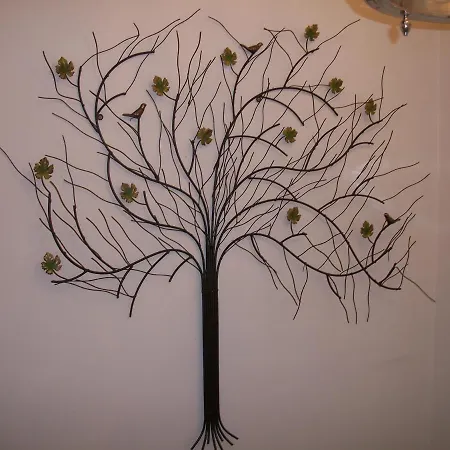 Chapel Set In A Private Courtyard In Location With 2 Parking Spaces *