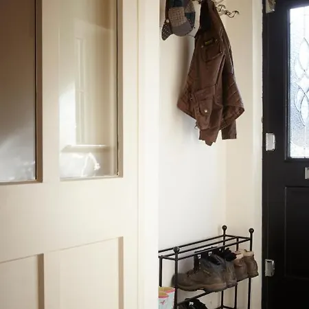 Chapel Set In A Private Courtyard In Location With 2 Parking Spaces *