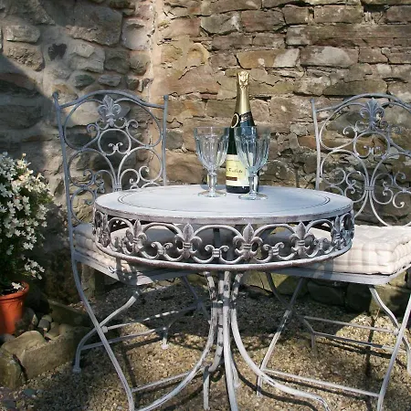 Chapel Set In A Private Courtyard In Location With 2 Parking Spaces Nyaraló Kirkby Lonsdale