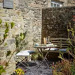 Chapel Set In A Private Courtyard In Location With 2 Parking Spaces בית נופש