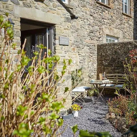 Chapel Set In A Private Courtyard In Location With 2 Parking Spaces