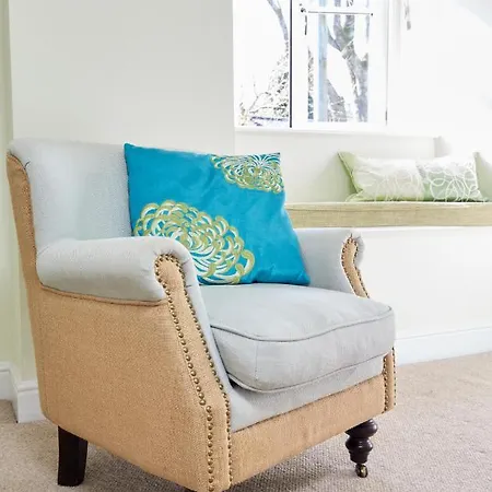 Chapel Set In A Private Courtyard In Location With 2 Parking Spaces *