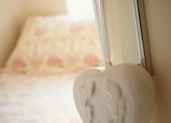 Chapel Set In A Private Courtyard In Location With 2 Parking Spaces Semesterbostad *