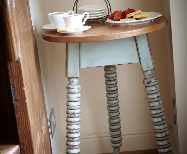 Chapel Set In A Private Courtyard In Location With 2 Parking Spaces