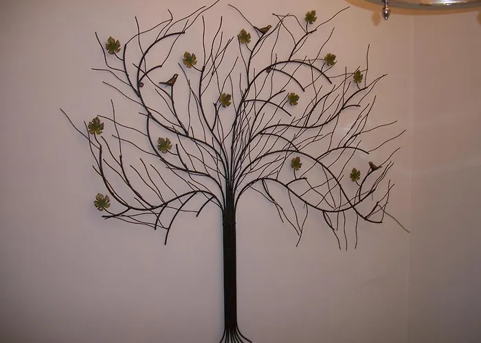 Chapel Set In A Private Courtyard In Location With 2 Parking Spaces *