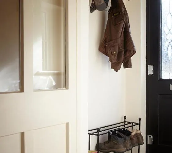 Chapel Set In A Private Courtyard In Location With 2 Parking Spaces *