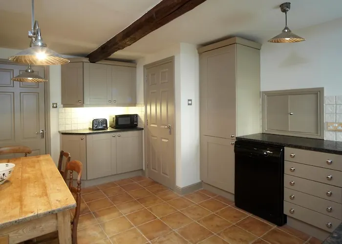 Semesterbostad Chapel Set In A Private Courtyard In Location With 2 Parking Spaces *