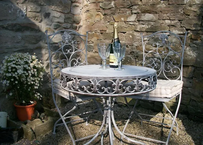 Chapel Set In A Private Courtyard In Location With 2 Parking Spaces Semesterbostad Kirkby Lonsdale