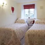 Chapel Set In A Private Courtyard In Location With 2 Parking Spaces * Kirkby Lonsdale