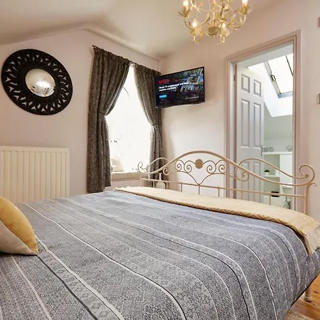 Chapel Set In A Private Courtyard In Location With 2 Parking Spaces Kirkby Lonsdale