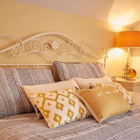 Chapel Set In A Private Courtyard In Location With 2 Parking Spaces Nyaraló