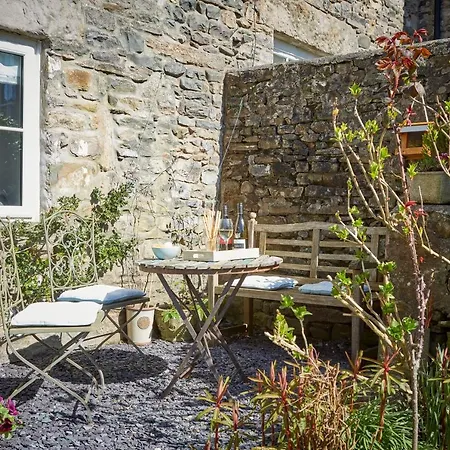 Chapel Set In A Private Courtyard In Location With 2 Parking Spaces * Kirkby Lonsdale