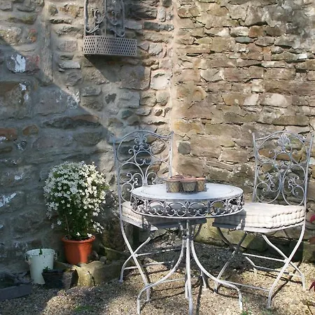 Chapel Set In A Private Courtyard In Location With 2 Parking Spaces كيركبي لونسديل